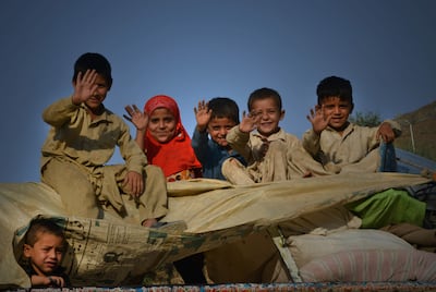 Repatriated Afghan refugee children travelling on a packed lorry entering Pakistan at the Torkham border crossing on September 7, 2016. A Majeed / AFP 

