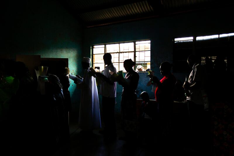 epa03608724 Voters wait in line to cast their votes at a polling station in the Kibera slum, Nairobi, Kenya, 04 March 2013. Millions of Kenyans started voting for the general elections on 04 March 2013.  EPA/DAI KUROKAWA