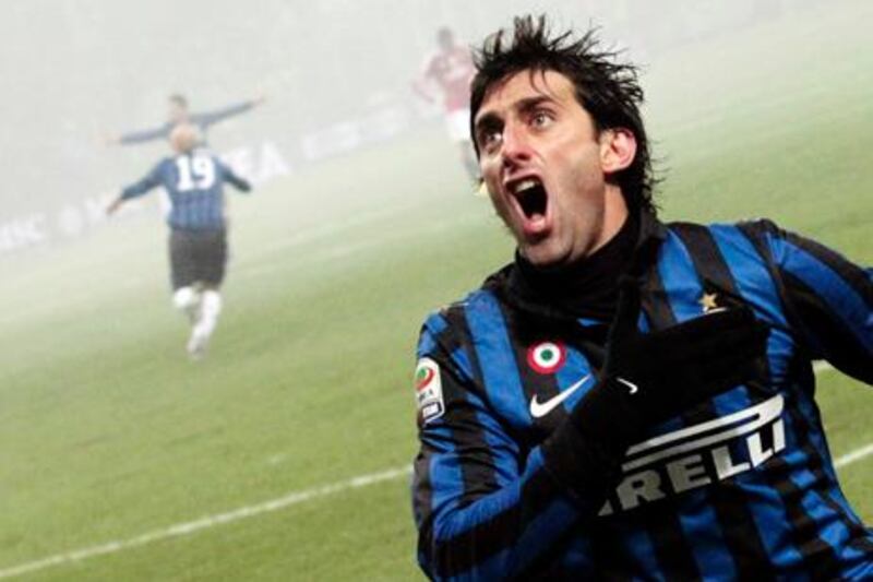Inter Milan's Diego Milito (R) celebrates after scoring against AC Milan during their Serie A soccer match at the San Siro stadium in Milan January 15, 2012.    

REUTERS/Alessandro Bianchi (ITALY - Tags: SPORT SOCCER)
