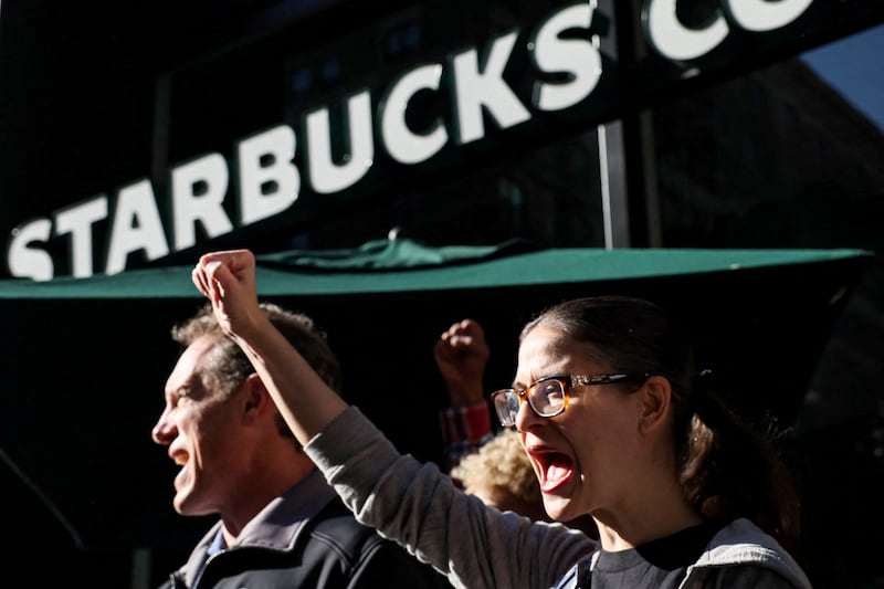 FILE PHOTO: Members of the Starbucks Workers Union and other labor organization picket and hold a rally outside a company owned Starbucks store, during the coffee chain's Red Cup Day event in New York City, U. S. , November 16, 2023.   REUTERS / Brendan McDermid / File Photo
