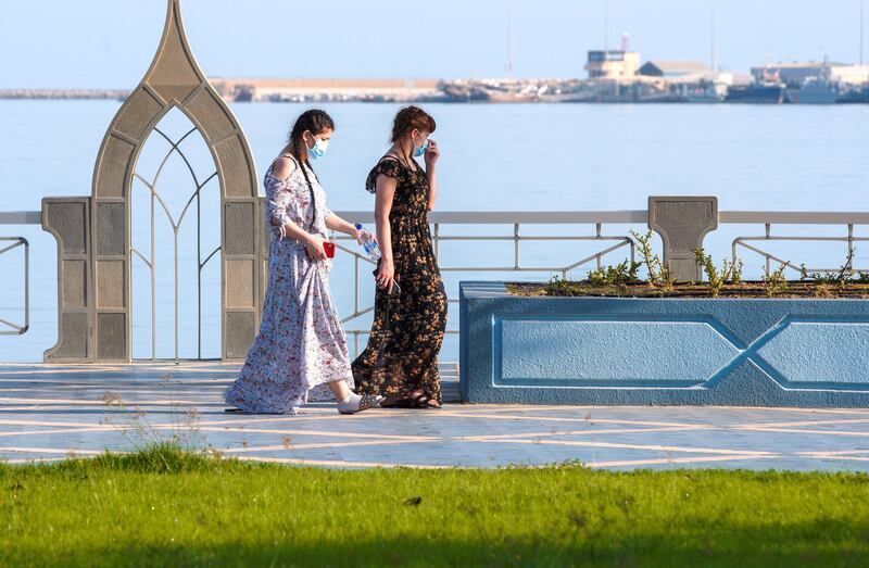 Abu Dhabi, United Arab Emirates, June 14, 2020.   
  Abu Dhabi residents exercise on the reopened side of the Corniche as the UAE gradually returns to normal life as restrictions are being eased.
 Victor Besa  / The National
Section:  NA
Reporter: