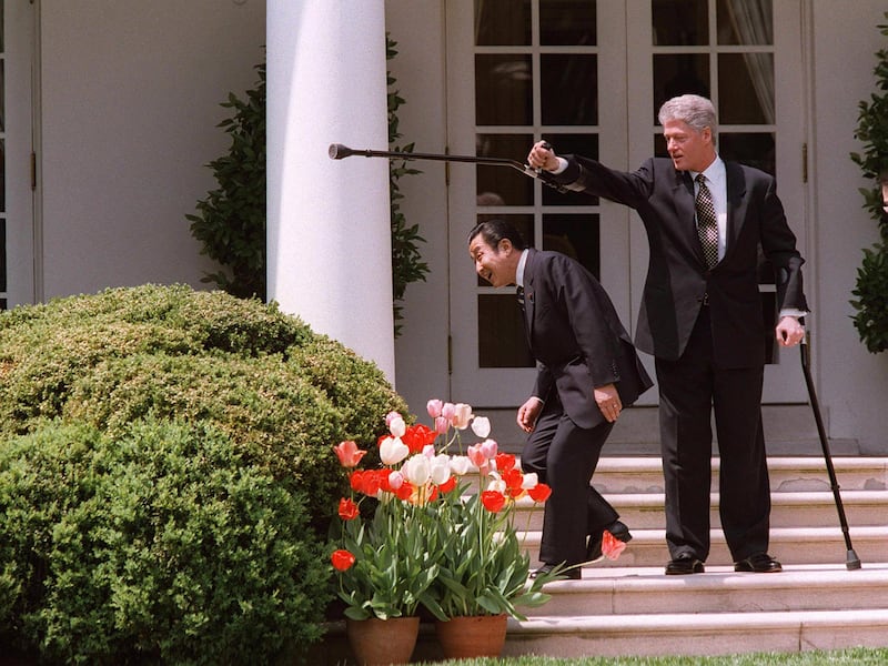 US President Bill Clinton (R), using his crutch as a pointer, shows Japanese Prime Minister Ryutaro Hashimoto various flowers and trees during a tour of the Rose Garden at the White House 25 April. Clinton and Hashimoto met earlier 25 April to discuss US efforts to persuade North Korea to enter into peace negotiations with South Korea and other issues. AFP PHOTO Paul J. RICHARDS (Photo by PAUL J. RICHARDS / AFP)