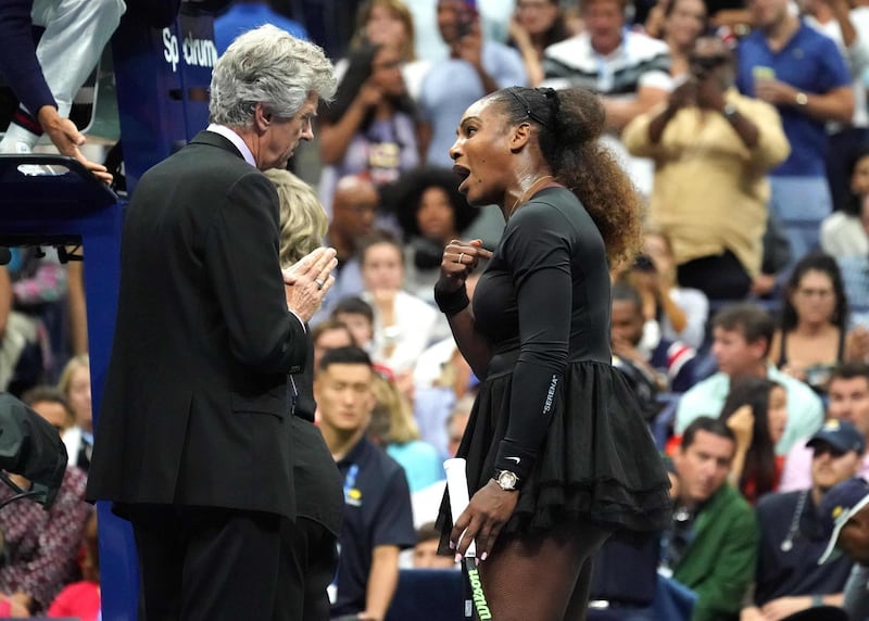 TOPSHOT - Serena Williams of the United States argues with referee Brian Earley during her Women's Singles finals match against Naomi Osaka of Japan at the 2018 US Open at the USTA Billie Jean King National Tennis Center in New York on September 8, 2018. - Osaka, 20, triumphed 6-2, 6-4 in the match marred by Williams's second set outburst, the American enraged by umpire Carlos Ramos's warning for receiving coaching from her box. She tearfully accused him of being a "thief" and demanded an apology from the official. (Photo by TIMOTHY A. CLARY / AFP)