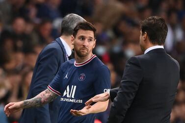 (FILES) In this file photo taken on September 19, 2021 Paris Saint-Germain's Argentinian forward Lionel Messi (L) looks at Paris Saint-Germain's Argentinian head coach Mauricio Pochettino as he leaves the pitch during the French L1 football match between Paris-Saint Germain (PSG) and Olympique Lyonnais at The Parc des Princes Stadium in Paris.  - Lionel Messi will not be able to play in Metz for the seventh round of Ligue 1 after suffering a left knee injury, Paris Saint-Germain announced on September 21, 2021.  (Photo by FRANCK FIFE  /  AFP)