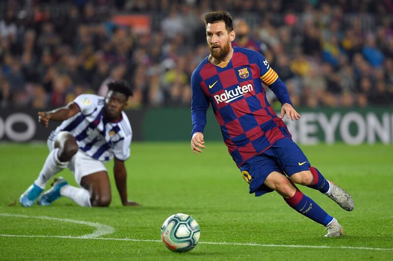 Barcelona's Argentine forward Lionel Messi dribbles the ball during the Spanish league football match between FC Barcelona and Real Valladolid FC at the Camp Nou stadium in Barcelona on October 29, 2019. / AFP / LLUIS GENE
