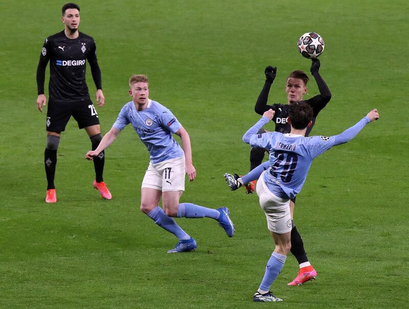 Manchester City's Portuguese midfielder Bernardo Silva (R) vies with Borussia Moenchengladbach's Austrian midfielder Hannes Wolf (2R) during the UEFA Champions League, last 16, second-leg football match between Manchester City and Borussia Monchengladbach at the Puskas Arena in Budapest on March 16, 2021. (Photo by Peter Kohalmi / AFP)