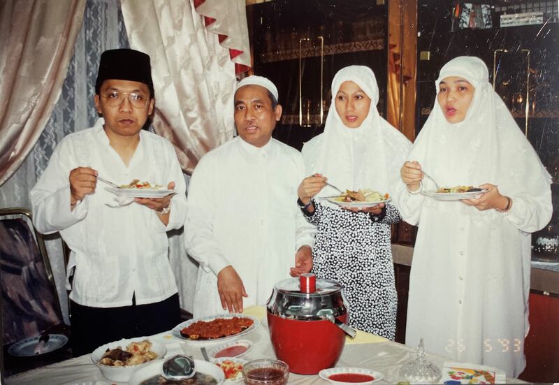 Wejdan Bugis's father offers the pilgrims home-cooked meals at  the hotel they are staying in 1993.