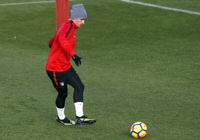 epa06335954 Atletico Madrid's French striker Antoine Griezmann performs during his team's training session at Wanda sports facilities in Majadahonda, near Madrid, Spain, 17 November 2017. Atletico Madrid will face Real Madrid in their Spanish Primera Division soccer match on 18 November 2017.  EPA/BALLESTEROS