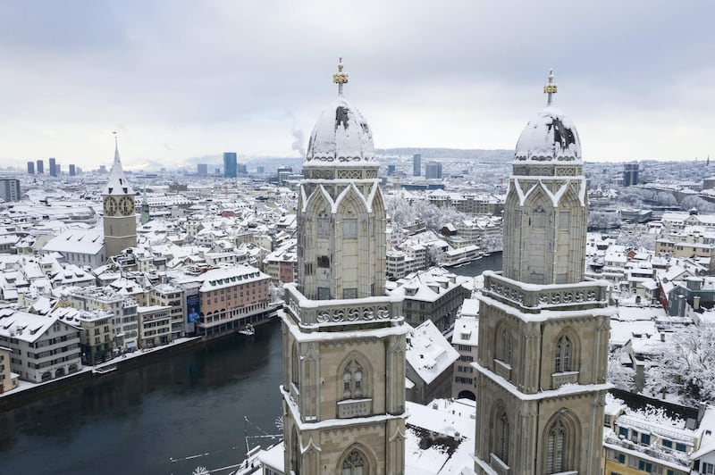epa08939289 View of the snow-covered Grossmuenster church in Zurich, Switzerland, 15 January 2021. Record-breaking amounts of fresh snow have fallen in parts of Switzerland since Wednesday, with a massive impact on traffic.  EPA-EFE/ENNIO LEANZA *** Local Caption *** 56621260