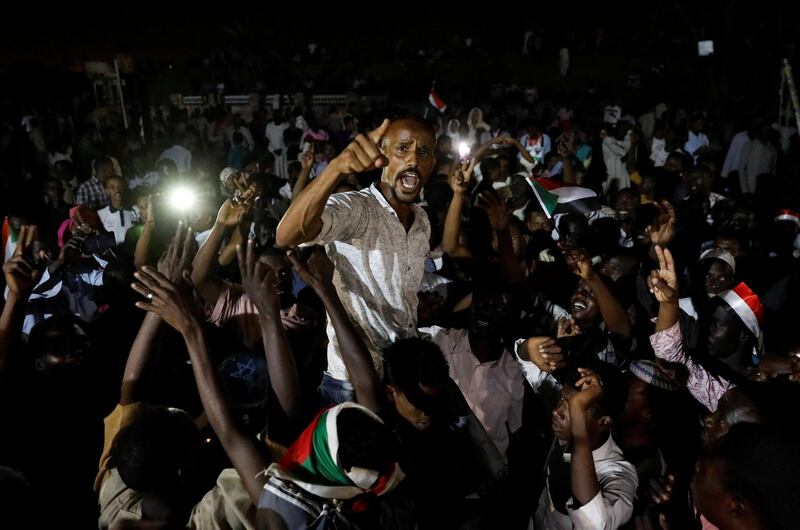 Sudanese demonstrators protest outside the Defence Ministry in Khartoum, Sudan April 15, 2019. REUTERS/Umit Bektas