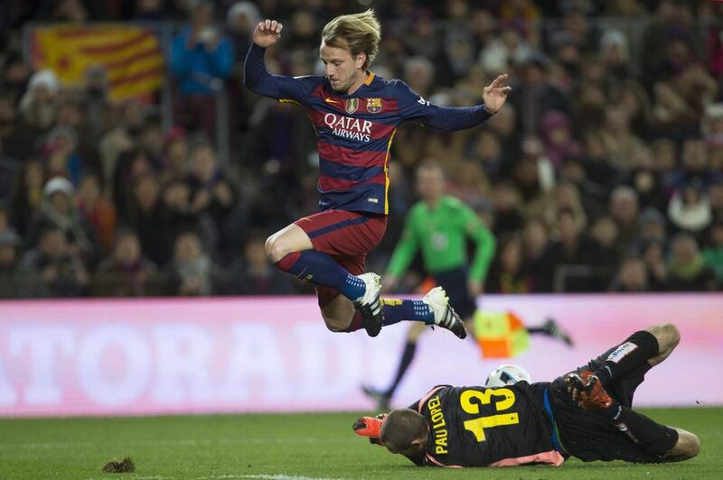 Barcelona’s Croatian midfielder Ivan Rakitic (L) fights for the ball with goalkeeper Pau Lopez (R) of RCD Espanyol during their their Spanish King’s Cup first leg match round of 16th played at Camp Nou stadium in Barcelona, Catalonia, Spain, 06 January 2016.  EPA/ANDREU DALMAU