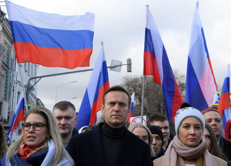 (FILES) In this file photo taken on February 29, 2020 Russian opposition leader Alexei Navalny, his wife Yulia, opposition politician Lyubov Sobol and other demonstrators take part in a march in memory of murdered Kremlin critic Boris Nemtsov in downtown Moscow. US President Donald Trump said on September 4, 2020 that he had not seen proof yet that Russian opposition leader Alexei Navalny had been poisoned. / AFP / Kirill KUDRYAVTSEV
