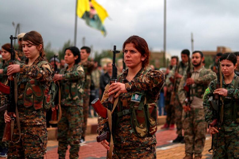 Fighters from the Kurdish women's protection units (YPJ) attend the funeral of a fellow fighter, who was killed while fighting against the Islamic State (IS), in northeastern Syrian Kurdish-majority city of Qamishli on February 9, 2019. / AFP / Delil souleiman
