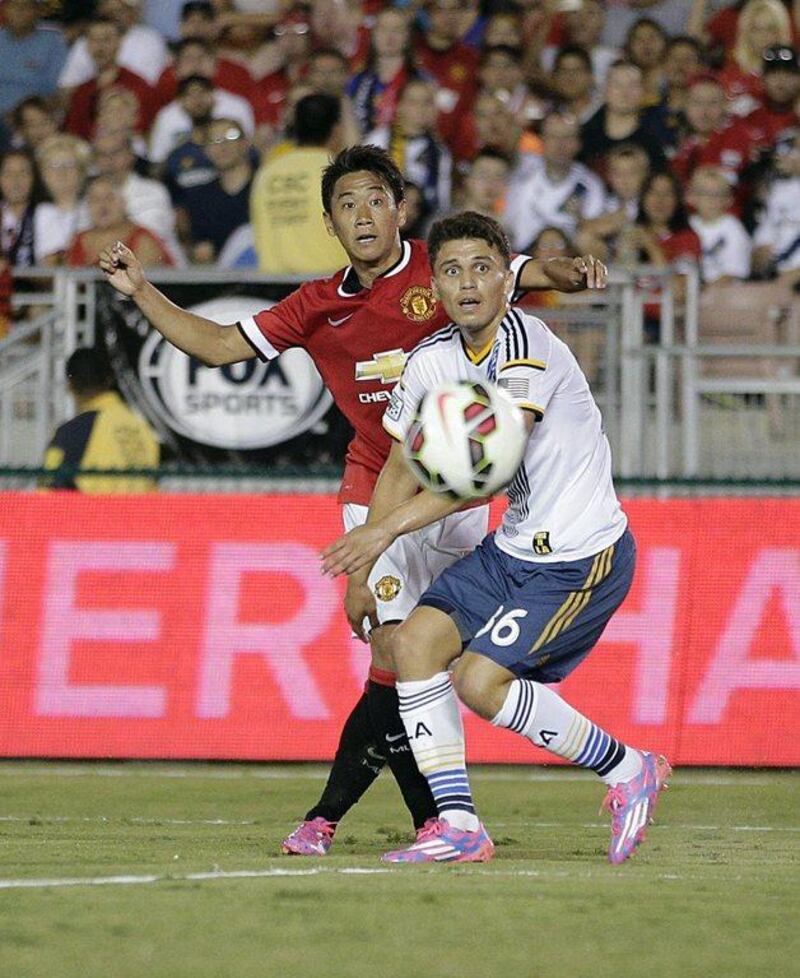 Manchester United's Shinji Kagawa, left, watches with LA Galaxy's Oscar Sorto, right, after Kagawa shoots during Man United's 7-0 friendly win on Wednesday night at the Rose Bowl in Pasadena, California. AP Photo