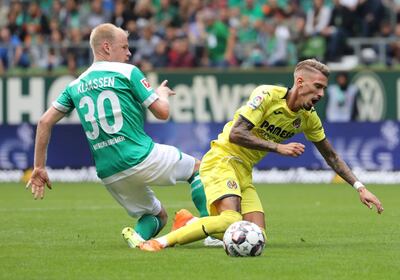 epa06942865 Bremen's Davy Klaassen (L) in action against Villareal's Samu Castillejo (R) during the friendly  soccer match between SV Werder Bremen and Villareal CF in Bremen, Germany, 11 August 2018.  EPA/FOCKE STRANGMANN