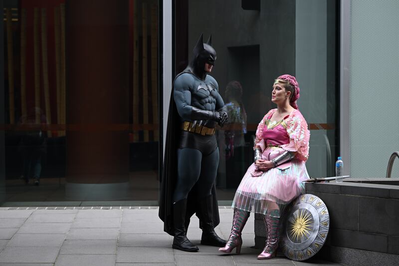 Batman stops off for a chat, how nice of him.