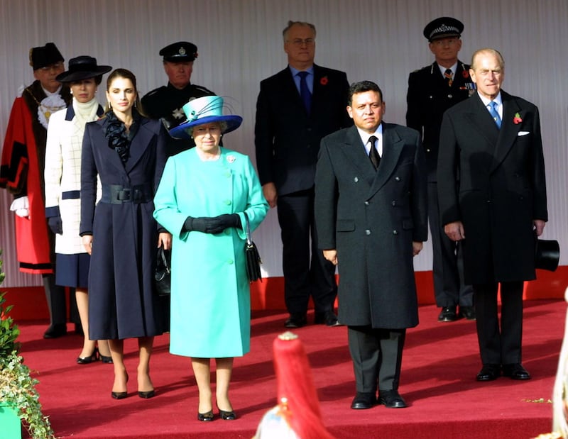 396967 01: Britain's Queen Elizabeth II stands at attention with Jordan's King Abdullah (C-R) Jordan's Queen Rania (L) and the Duke of Edinburgh (R) during the first day of the Jordanian royal couples'' official state visit to Britain November 6, 2001 at Windsor Castle. (Photo by Getty Images)