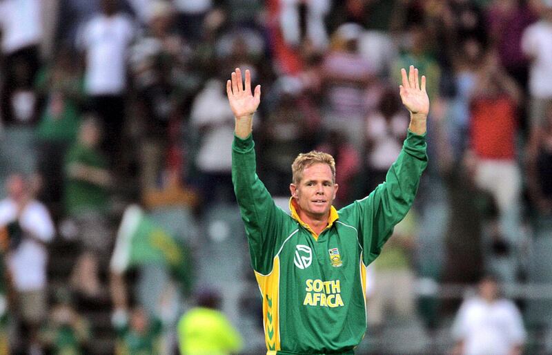 South Africa's cricketeer Shaun Pollock waves fairwall to fans as he end 13 years of playing criket for South Africa in Johannesburg 03 Februaury 2008 during the fifth and final ODI between South Africa and West Indies.  AFP PHOTO / ALEXANDER JOE (Photo by ALEXANDER JOE / AFP)