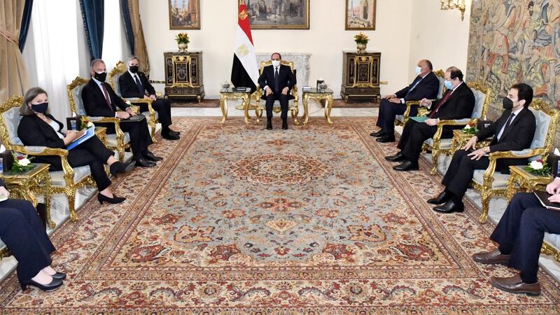 epa09228652 A handout photo made available by the Egyptian Presidency shows Egyptian President Abdel Fattah al-Sisi (C) meeting with US Secretary of State Anthony Blinken (3-L) in Cairo, Egypt, 26 May 2021. Blinken is visiting the Middle East days after an Egypt-brokered truce halted fighting between Israel and Gaza militants.  EPA/EGYPTIAN PRESIDENCY HANDOUT  HANDOUT EDITORIAL USE ONLY/NO SALES
