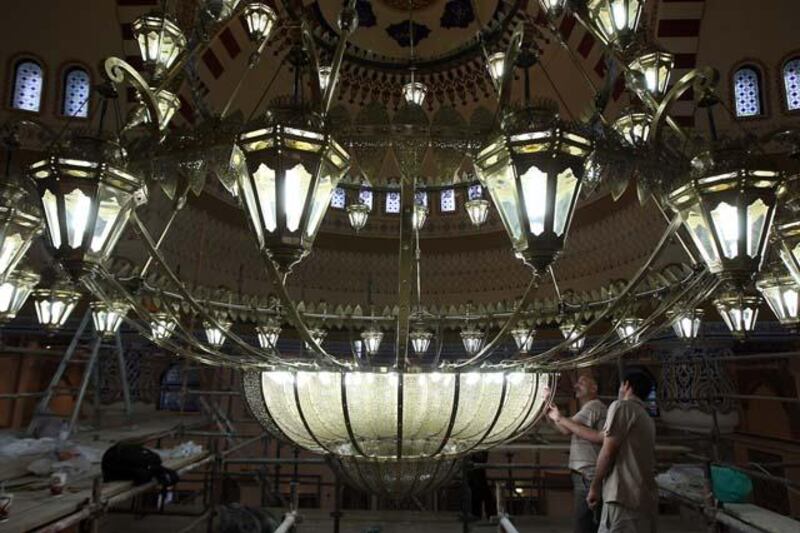 DUBAI, UNITED ARAB EMIRATES Ð May 30, 2011: Workers are fixing parts of the chandelier at the under construction Farooq Mosque in Al Safa area in Dubai. (Pawan Singh / The National) For News. Story by James
