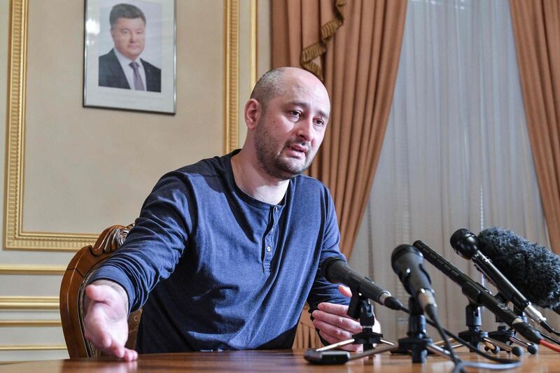 TOPSHOT - Anti-Kremlin journalist Arkady Babchenko addresses a press conference on May 31, 2018 in Kiev during which he dismissed criticism of cooperating with Ukrainian security services in the staging of his death, a day following his shock reappearance after Ukrainian authorities said he had been shot dead.
 In an operation that blindsided the world's media, Babchenko made a shock reappearance at a press conference in Kiev on May 31, less than 24 hours after the Ukrainian authorities reported he had been shot dead at his home in a contract-style killing blamed on Russia. / AFP / GENYA SAVILOV
