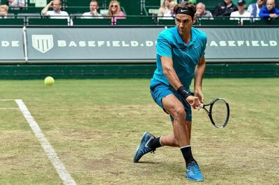 epa06830768 Roger Federer of Switzerland in action during his quarter final match against Matthew Ebden from Australia at the ATP Tennis Tournament Gerry Weber Open in Halle, Germany, 22 June 2018.  EPA/SASCHA STEINBACH