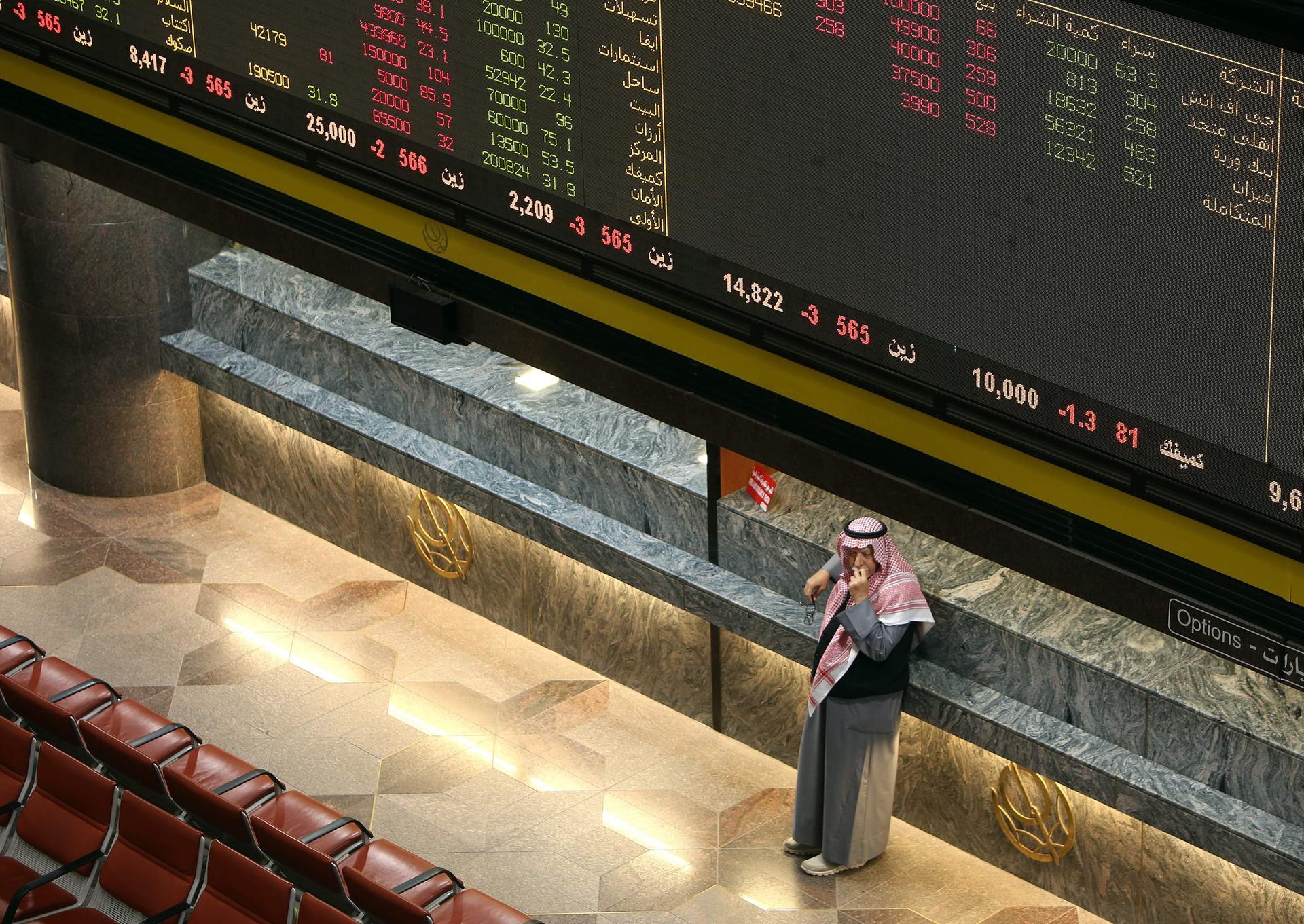 A Kuwaiti trader follows stock prices at Boursa Kuwait stock market, in Kuwait City on January 6, 2020. Gulf stock markets were hit by a panicky sell-off amid Iranian vows of retaliation over the US killing of top military commander Qasem Soleimani, with all seven markets in the Gulf Cooperation Council (GCC) states closing in the red on the first trading day since the US attack. / AFP / YASSER AL-ZAYYAT
