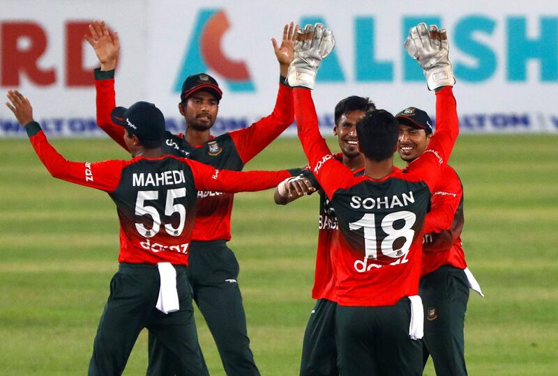 Cricket - First Twenty20 International - Bangladesh v Australia - Sher-e-Bangla National Cricket Stadium, Dhaka, Bangladesh - August 3, 2021.  Bangladesh's players celebrate after winning the match.  REUTERS / Mohammad Ponir Hossain