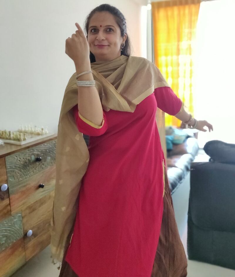 Doshi demonstrates a Banarasi cotton dupatta. Courtesy Riddhi Doshi