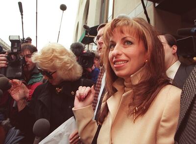 Paula Jones (R) and legal advisor Susan Carpenter McMillan (L) are surrounded by media upon their arrival outside the law office representing US President Bill Clinton 17 January in Washington, DC.  Jones will attend the sworn deposition of President Clinton in the lawsuit she filed against him for alleged sexual harrassment.   AFP PHOTO/Jamal A. WILSON / AFP PHOTO / JAMAL A. WILSON