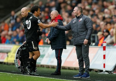 Soccer Football - Premier League - Swansea City vs Leicester City - Liberty Stadium, Swansea, Britain - October 21, 2017   Leicester City caretaker manager Michael Appleton shakes hands with Shinji Okazaki as he is substituted   Action Images via Reuters/John Sibley    EDITORIAL USE ONLY. No use with unauthorized audio, video, data, fixture lists, club/league logos or "live" services. Online in-match use limited to 75 images, no video emulation. No use in betting, games or single club/league/player publications. Please contact your account representative for further details.