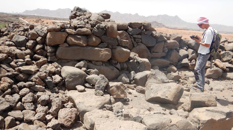 A researcher at the walls in Saudi Arabia. Photo: Khaybar Longue Durée Archaeological Project (CNRS-AFALULA-RCU)