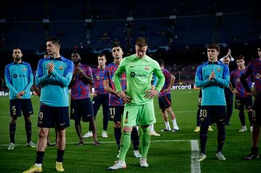 Barcelona players stand in dejection as they applaud fans at the end of the Champions League Group C soccer match between Barcelona and Bayern Munich at the Camp Nou stadium in Barcelona, Spain, Wednesday, Oct.  26, 2022.  (AP Photo / Joan Monfort)
