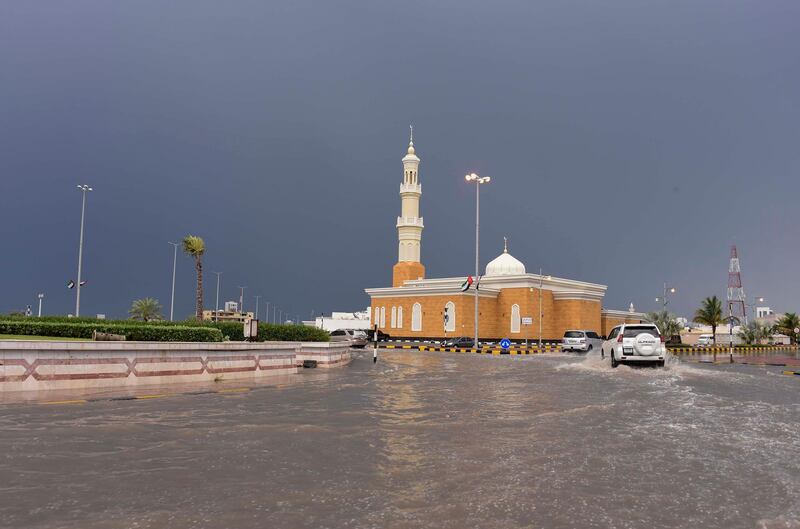 SHARJAH, 28th October, 2018 (WAM) -- Rainfall averaged between moderate and heavy affected Fujairah, Khorfakkan, Kalba and the eastern coast cities, resulting in rushing water in the valleys and plateaus, and flooding on roads and low-lying areas. Wam