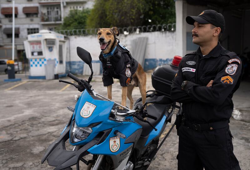 Olveira features in social campaigns by the Rio police, such as promoting vaccinations.