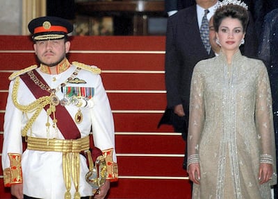 Jordan's King Abdullah II and his wife Queen Rania arrive at a reception to mark his formal ascension to the throne, at Raghadan palace in Amman 09 June 1999. Abdullah became king after the death of his father, King Hussein, 07 February 1999. (Photo by JAMAL NASRALLAH / AFP)