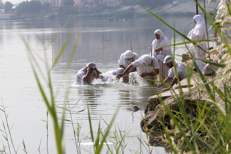 Worshippers from the Sabea Mandean Nation, immerse themselves in the Tigris River as a purification ritual, in Baghdad, Iraq, November 1, 2022.  REUTERS / Ahmed Saad