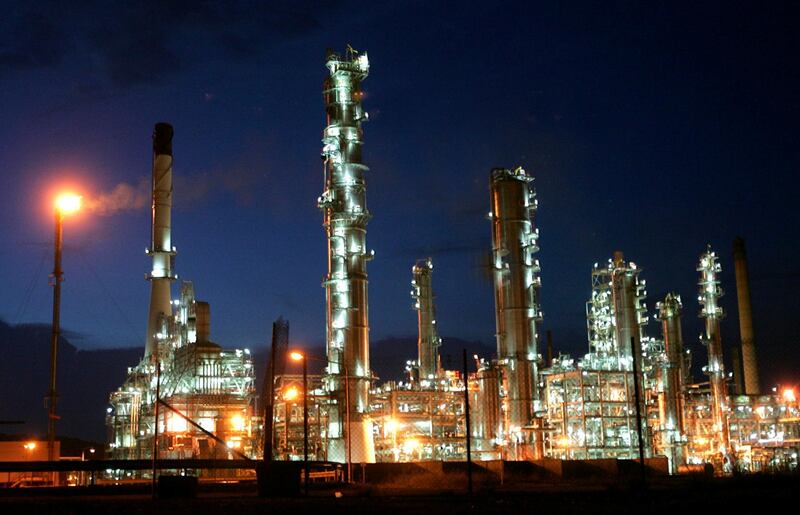 FILE PHOTO: Thailand's largest oil refinery, Thai Oil, lights up in the evening in Sri Racha August 17, 2004. REUTERS/Sukree Sukplang/File Photo