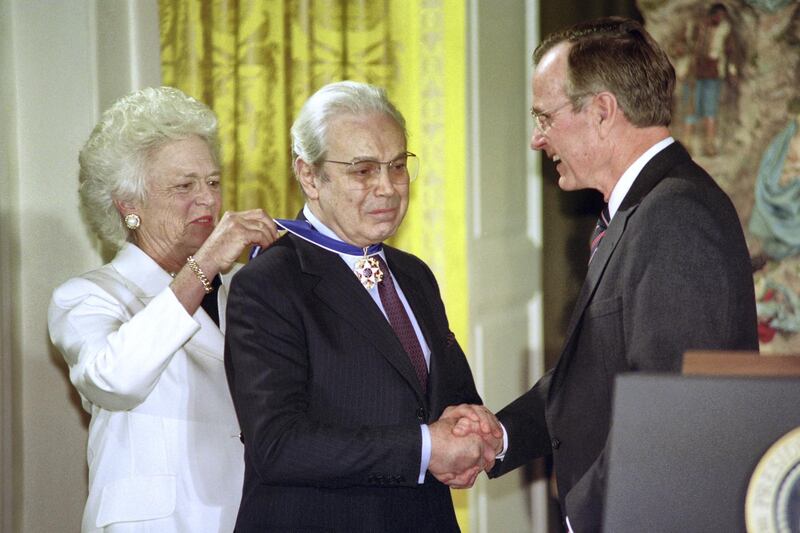 Outgoing UN Secretary General Javier Perez de Cuellar (C) receives the Presidential Medal of Freedom from US President George Bush (R) and First Lady Barbara Bush during a ceremony in the White House on December 12, 1991. - De Cuellar was cited for "ten years of exceptionally distinguished service". (Photo by Paul J. RICHARDS / AFP)