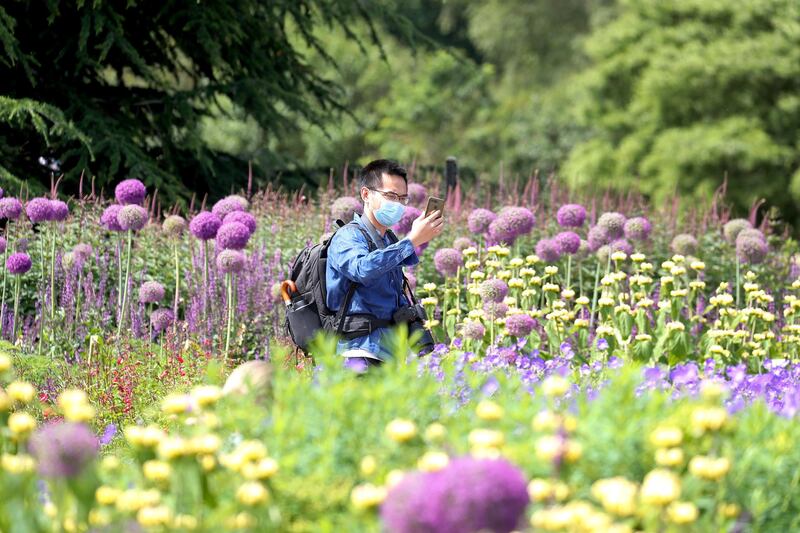 LONDON, ENGLAND - JUNE 09: Visitors enjoy The Royal Botanic Gardens at Kew on June 09, 2020 in London, England. In line with the British government guidelines, the gardens reopened to the public on the 5th June, starting with limited numbers and social distancing.  (Photo by Chris Jackson/Getty Images)