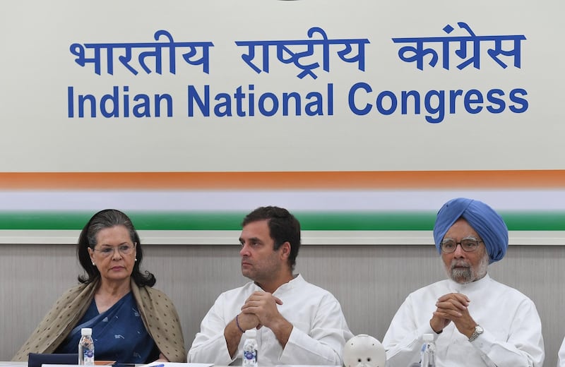 Indian National Congress Party president Rahul Gandhi (C), Congress party senior leader Sonia Gandhi (L) and former Indian Prime Minister Manmohan Singh attend a Congress Working Committee (CWC) meeting in New Delhi on May 25, 2019.    / AFP / Prakash SINGH
