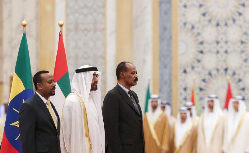 Abu Dhabi's Crown Prince Sheikh Mohamed bin Zayed Al Nahyan (C) receives Ethiopian Prime Minister Abiy Ahmed (L) and Eritrean President Isaias Afwerki (R) at the presidential palace in the UAE capital Abu Dhabi on July 24, 2018.  / AFP / KARIM SAHIB
