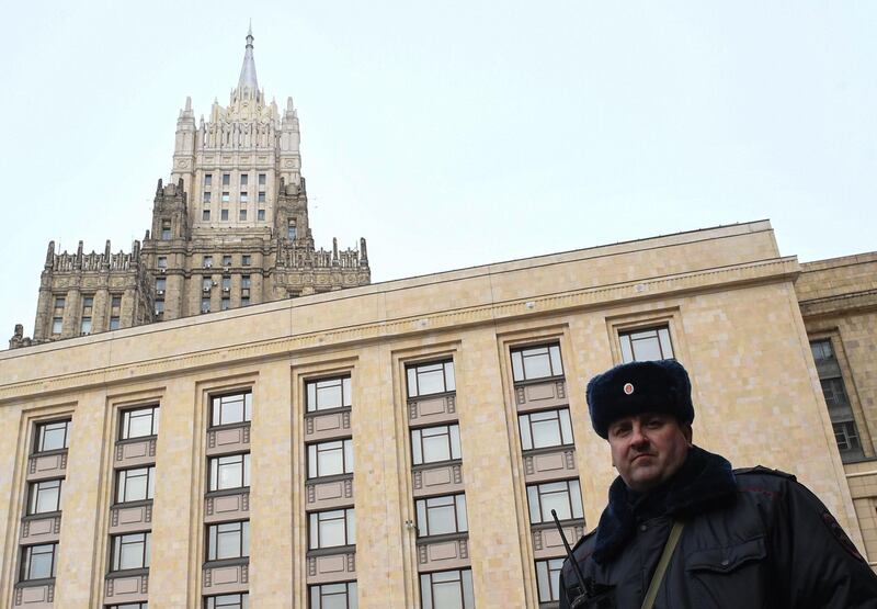 A police officer guards outside the Russian Foreign Ministry headquarters in Moscow on March 21, 2018 as foreign dipomatic staff arrive to attend a meeting with the ministry's experts on the poisoning of former double agent Sergei Skripal in an English city this month. / AFP PHOTO / Yuri KADOBNOV