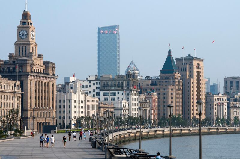 The Bund promenade, Shanghai, China. China Shanghai Tourist Shanghai Skyline viewed over the Huangpu river from the Bund. Bin Jiang Avenue, The Bund, Shanghai, China. (Photo by: Sergi Reboredo/VW PICS/UIG via Getty Images)