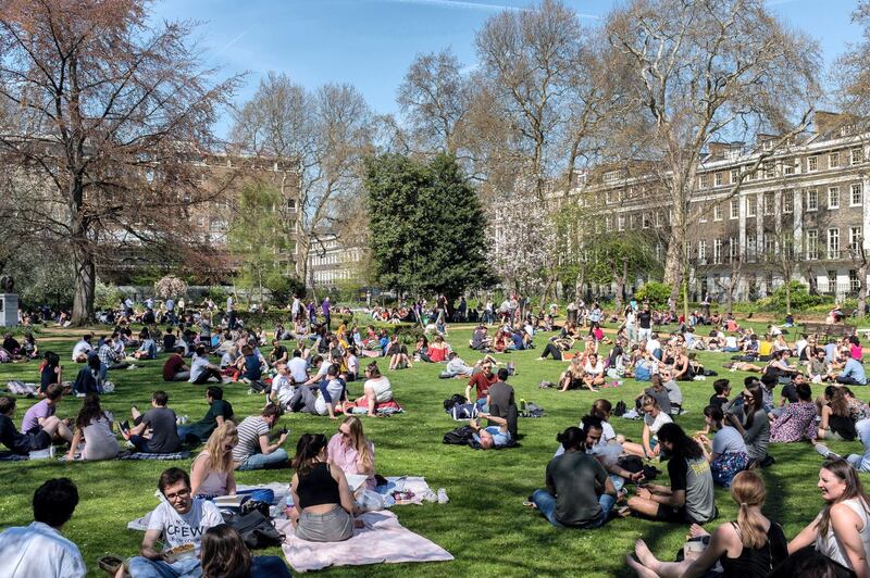 MET9R6 UCL Students in Gordon Square, Bloomsbury, London UK in the spring sunshine