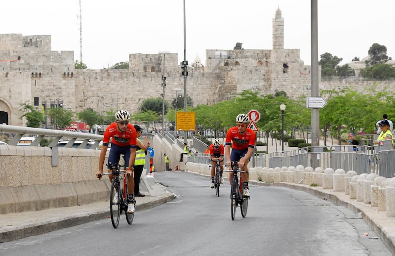 epa06710376 Italian cyclist Niccolo Bonifazio (R) of Bahrain Merida team and teammates warm up along the walls of Jerusalem's old city before the start of the first stage of the Giro d'Italia cycling race, a 9.7km individual time trial in Jerusalem, Israel, 04 May 2018.  EPA/ABIR SULTAN