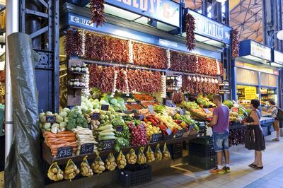 F6YRBC Shoppers at a fruits and vegetables stall in Great Market Hall, Budapest, Hungary. Mo Peerbacus / Alamy Stock Photo