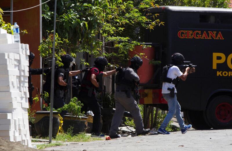 Anti-terror policemen walk during a raid of a house of a suspected terrorist at Medokan Ayu area in Surabaya, Indonesia May 15, 2018. REUTERS/Sigit Pamungkas