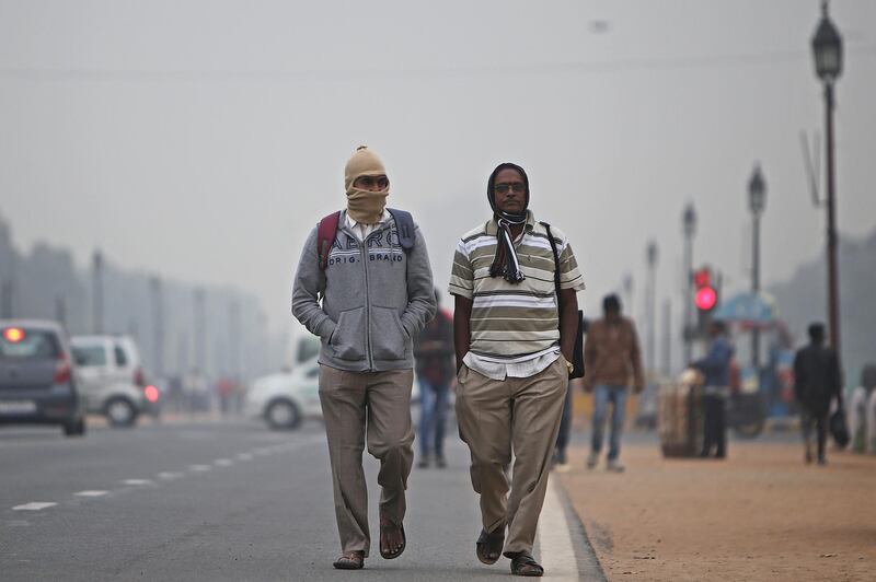 Commuters walk along King's Way boulevard while shrouded in smog in New Delhi, India. Anindito Mukherjee / Bloomberg