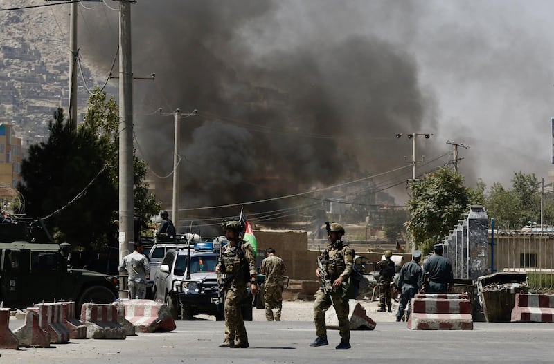 epa06961841 Smoke billows after armed militants attacked the area close to the Presidential place and other government offices, during Eid al-Adha celebrations in Kabul, Afghanistan, 21 August 2018. Afghan security forces are engaged in the operation to clear the area of militants.  EPA/HEDAYATULLAH AMID